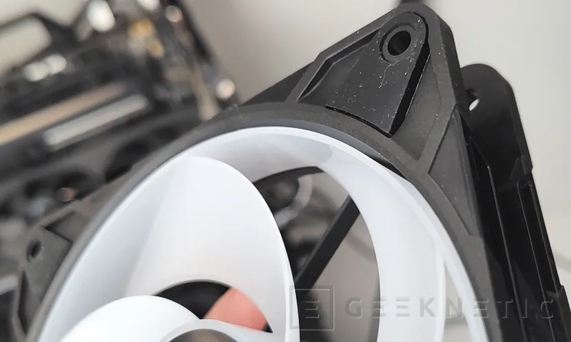 Examen Geeknetic Arctic P12 Pro Reverse A-RGB 6
