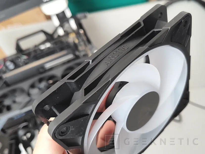 Examen Geeknetic Arctic P12 Pro Reverse A-RGB 3