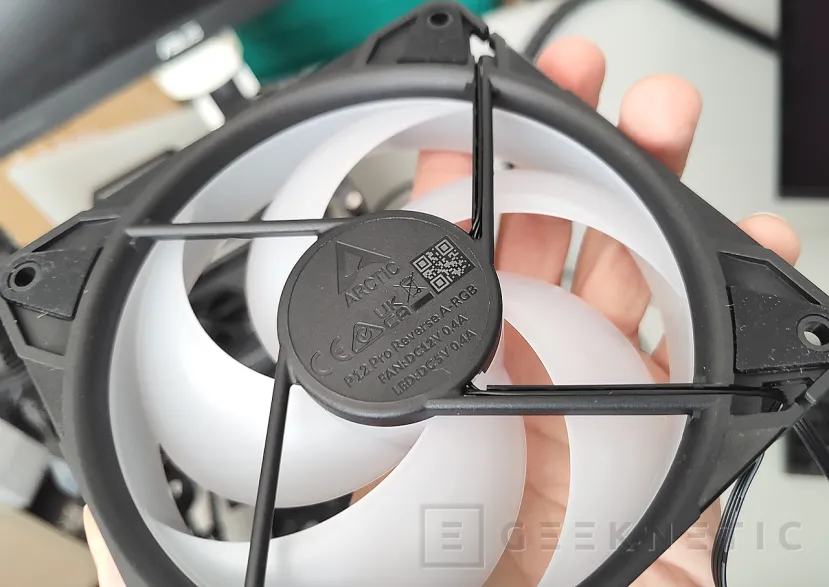 Examen Geeknetic Arctic P12 Pro Reverse A-RGB 19