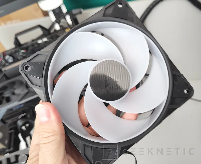 Examen Geeknetic Arctic P12 Pro Reverse A-RGB 5