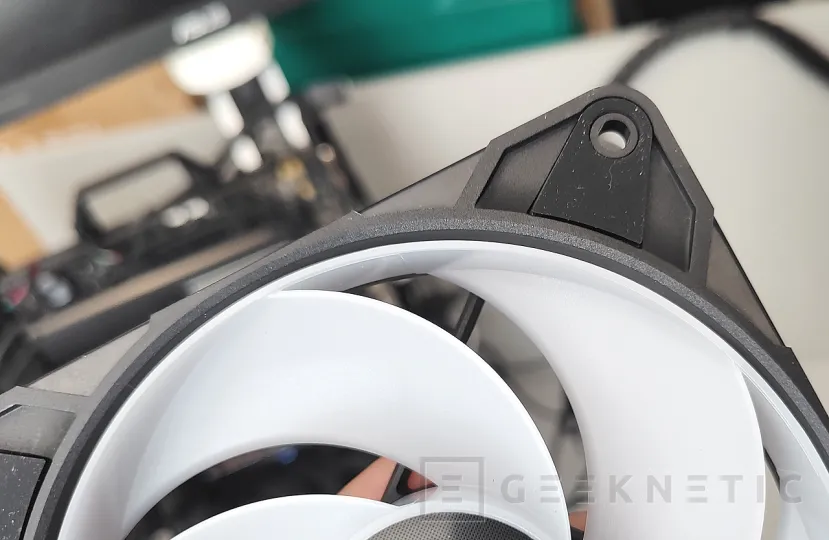 Examen Geeknetic Arctic P12 Pro Reverse A-RGB 12