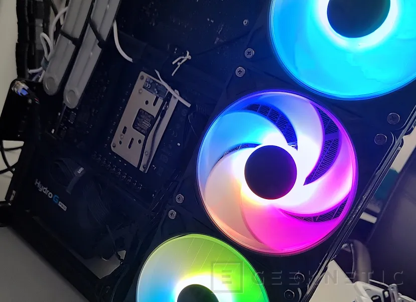 Examen Geeknetic Arctic P12 Pro Reverse A-RGB 10