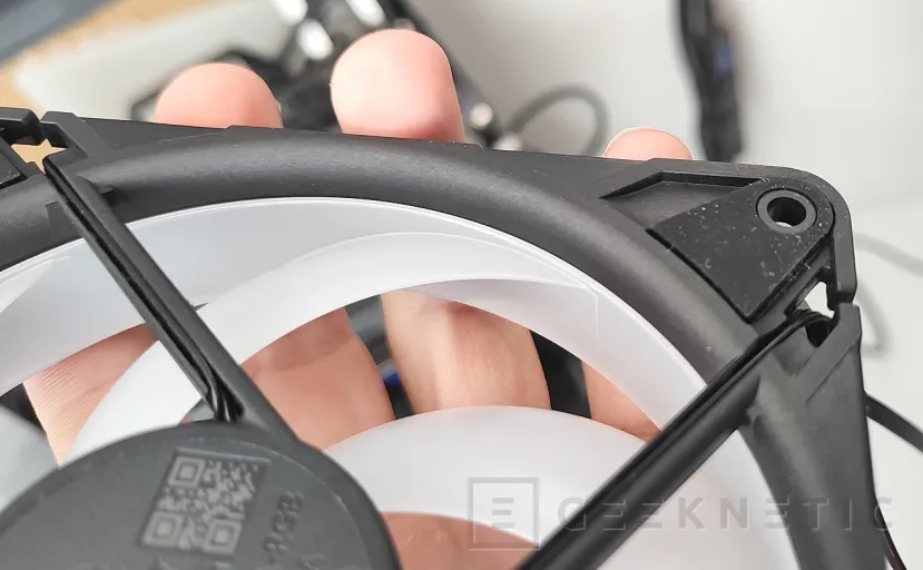 Examen Geeknetic Arctic P12 Pro Reverse A-RGB 8