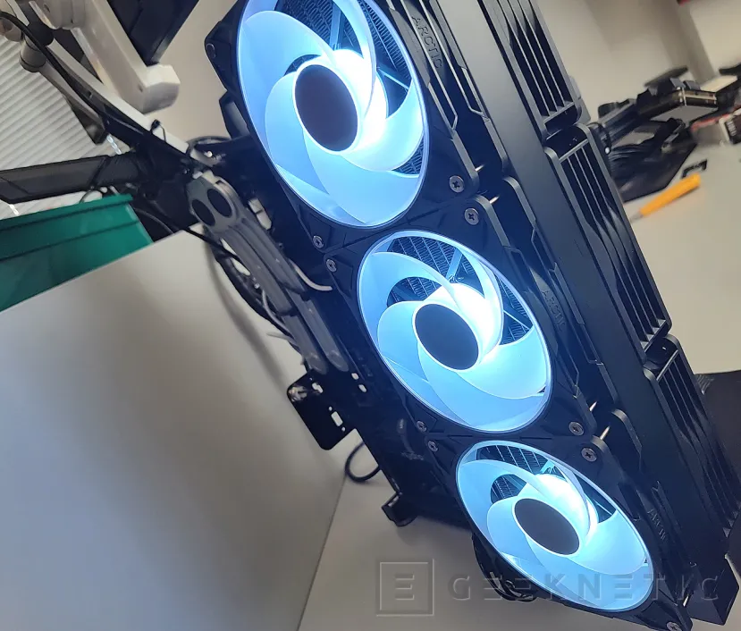 Examen Geeknetic Arctic P12 Pro Reverse A-RGB 15