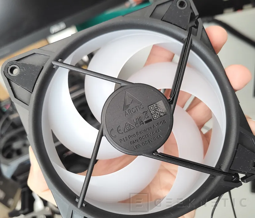 Examen Geeknetic Arctic P12 Pro Reverse A-RGB 9
