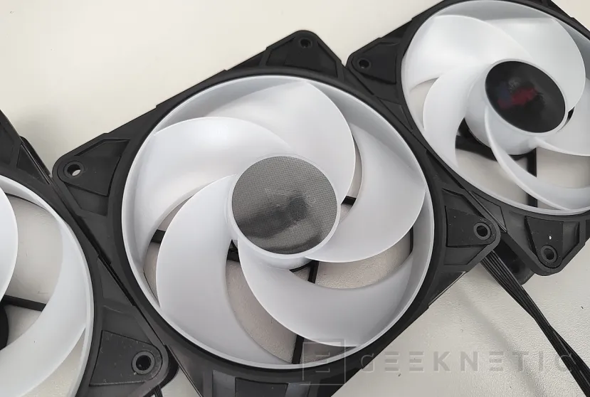 Examen Geeknetic Arctic P12 Pro Reverse A-RGB 13