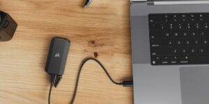 Corsair renforce sa gamme de SSD portables avec l’EX400U SURVIVOR USB4 et l’EX300U magnétique : rapidité, résistance et design en déplacement