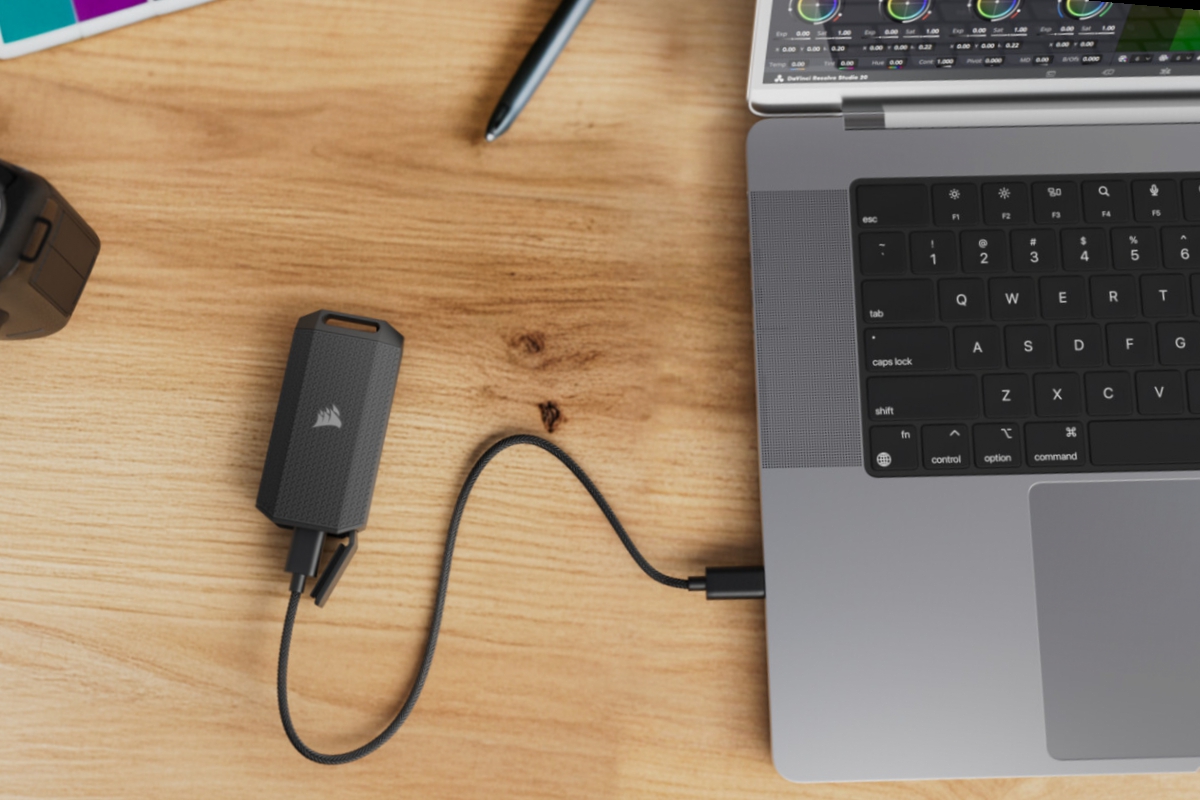 Corsair renforce sa gamme de SSD portables avec l'EX400U SURVIVOR USB4 et l'EX300U magnétique : rapidité, résistance et design en déplacement