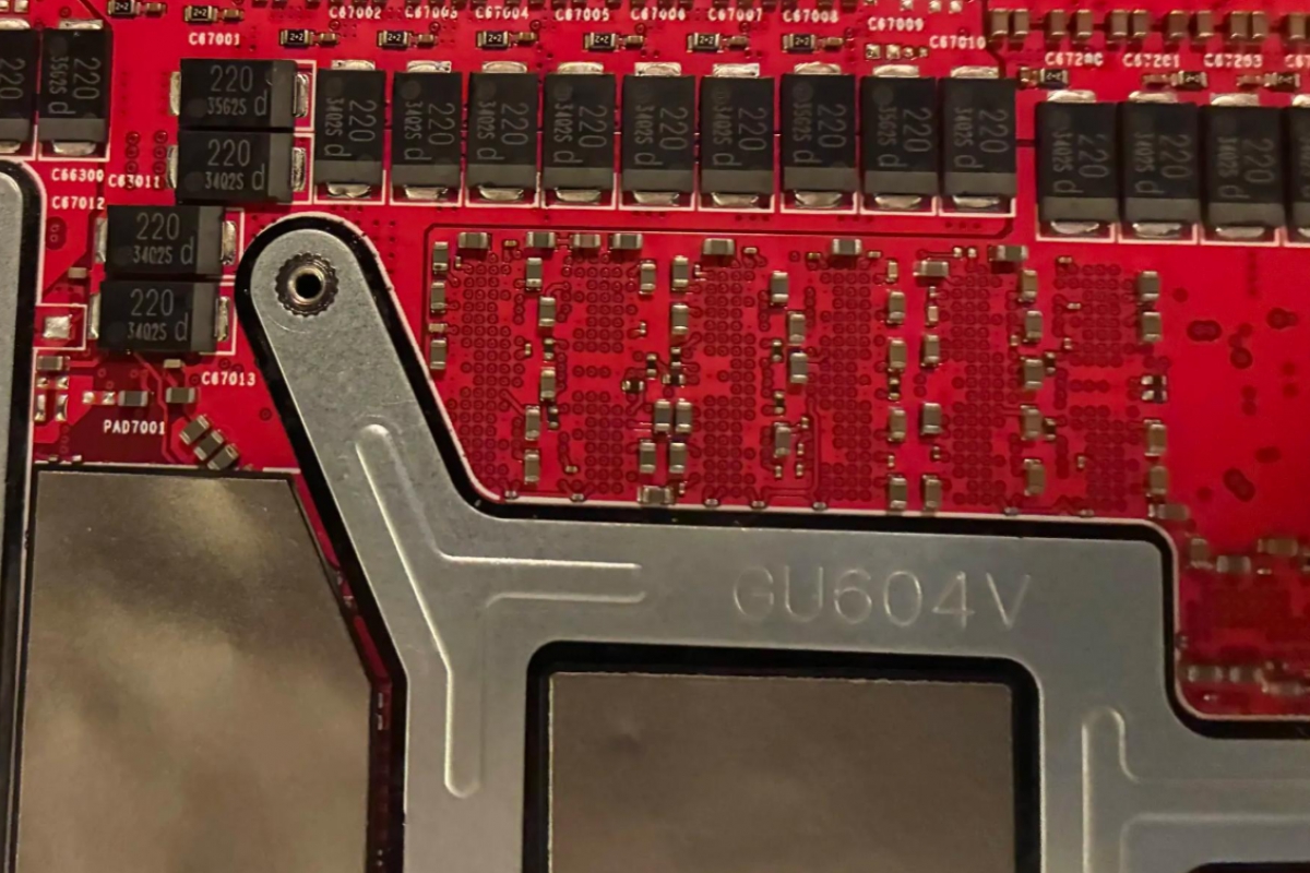 Une simple résistance soudée augmente les performances du RTX 4090 de l'ASUS ROG Zephyrus M16 pour surpasser un RTX 5090