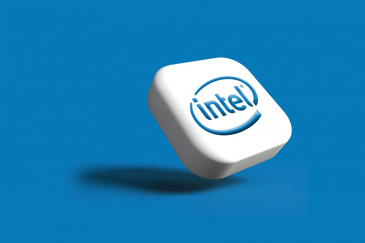 Intel veut rivaliser avec NVIDIA sur le coût : son nouveau GPU pour l'IA utilisera 160 Go de mémoire LPDDR5X au lieu de HBM