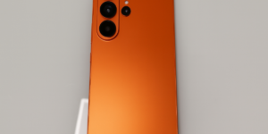 Le Galaxy S26 Ultra pointe vers une nouvelle finition orange vif qui marquerait un changement esthétique dans la prochaine génération de Samsung