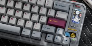 Le clavier QK65 MK3 Qwertykeys intègre un petit écran qui vous permettra de jouer à des jeux rétro