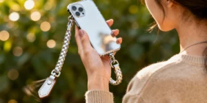 Le collier de smartphone, l’accessoire dont je ne peux plus me passer : pourquoi il séduit autant les jeunes en France ?