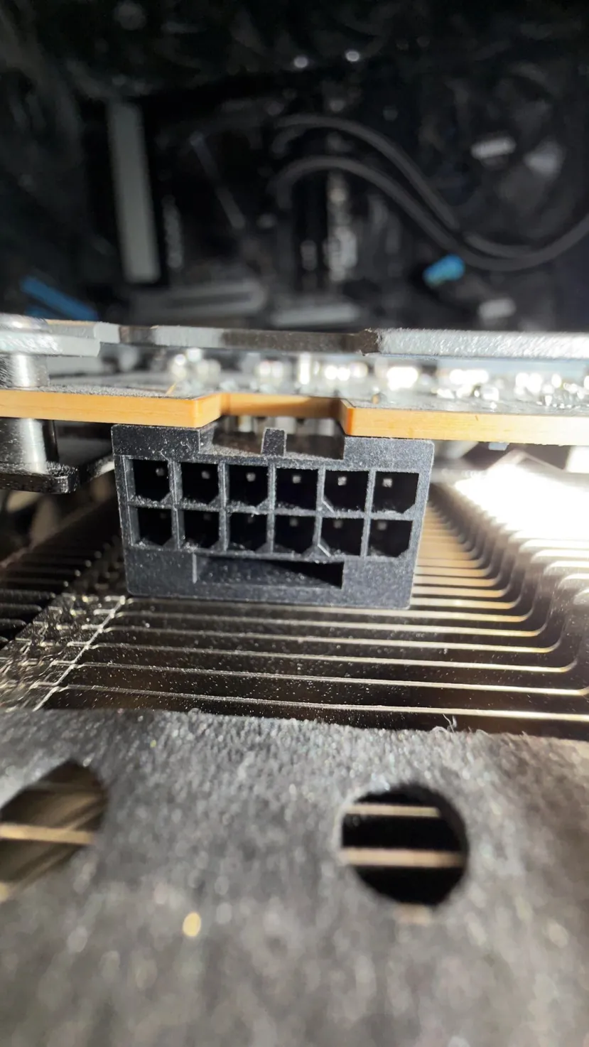 Geeknetic Une autre AMD Radeon RX 9070 XT de Sapphire apparaît avec un connecteur 16 broches brûlé 2