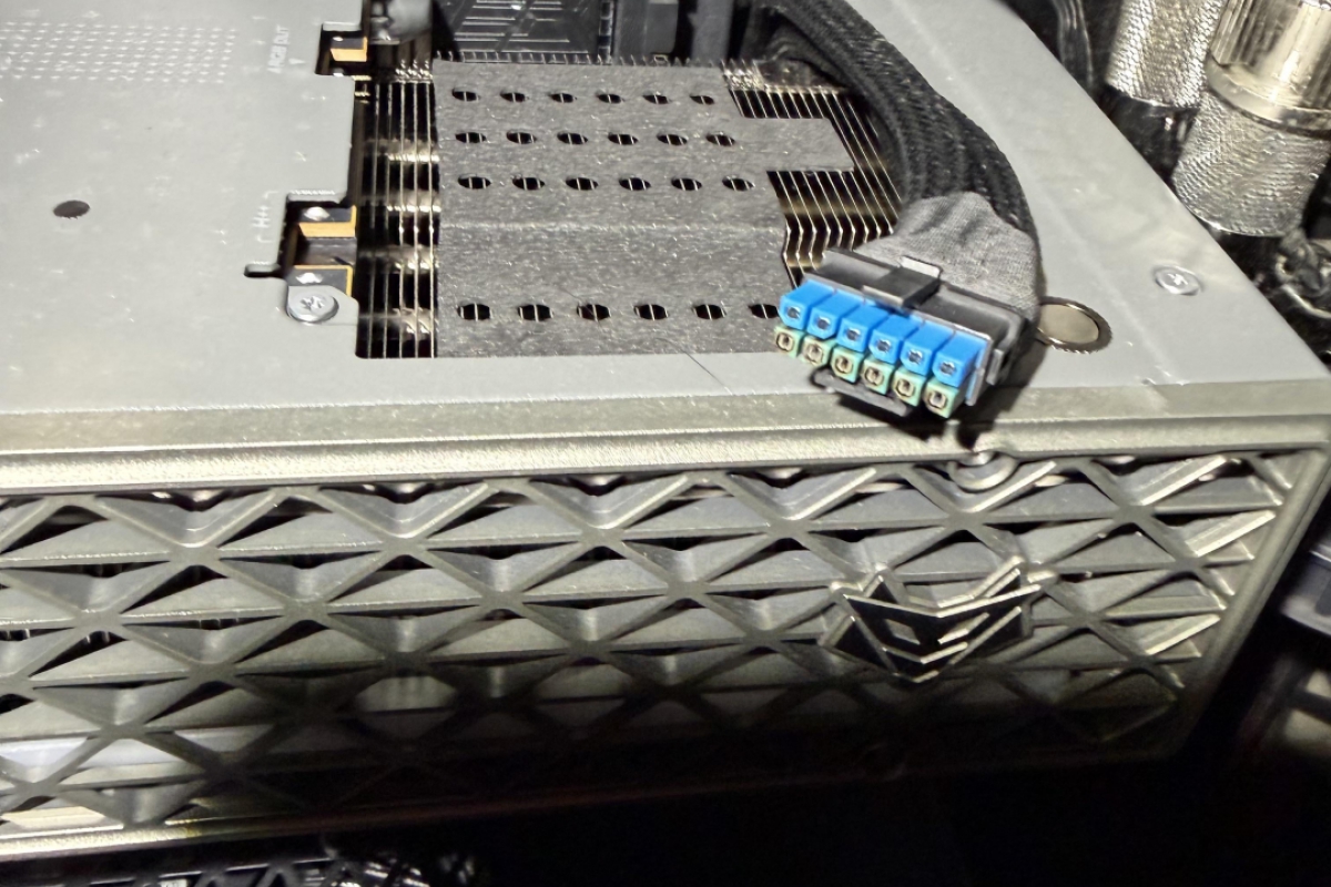 Les cas de connecteurs brûlés se poursuivent dans l'AMD Sapphire Radeon RX 9070 XT Nitro+