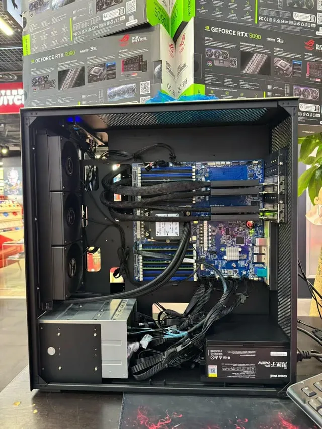 Geeknetic Un utilisateur de Reddit montre son serveur avec 4 RTX 5090 ASUS ROG Astral et 2 sources de 2 400 W chacune 2