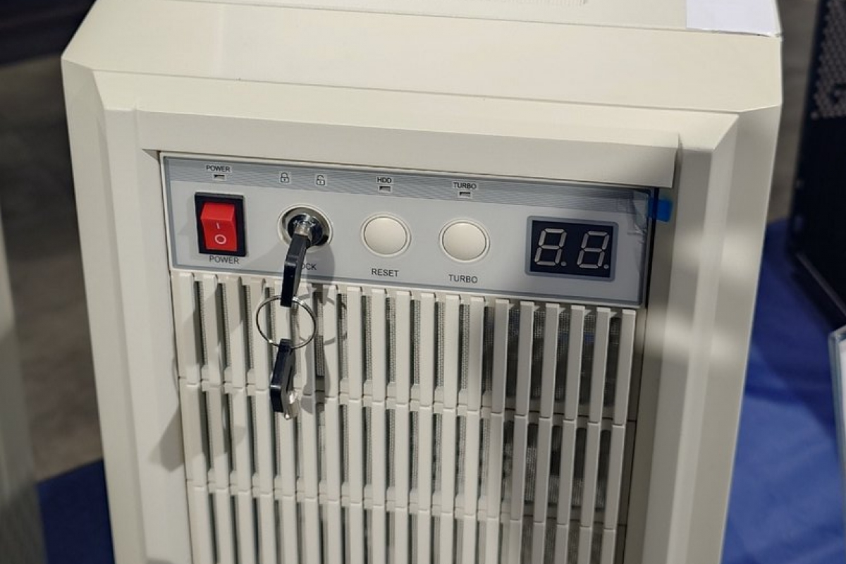 Si le design des PC Vintage vous manque, le nouveau boîtier SilverStone FLP03 possède même le bouton turbo et le panneau du lecteur de disquette.