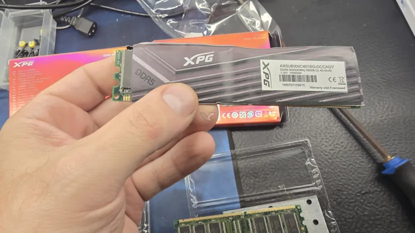 Geeknetic Les premières arnaques avec la mémoire RAM arrivent, un utilisateur met des autocollants sur les modules DDR2 en les faisant passer pour DDR5 2