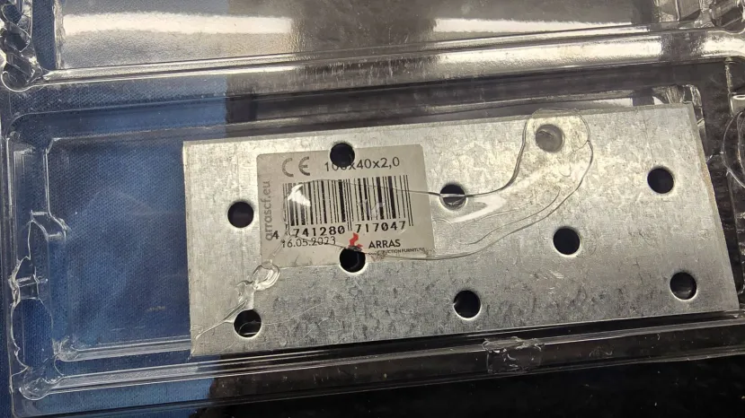 Geeknetic Les premières arnaques avec la mémoire RAM arrivent, un utilisateur met des autocollants sur les modules DDR2 en les faisant passer pour DDR5 3