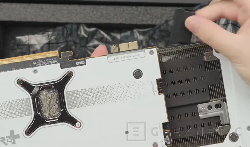 Geeknetic Une chaîne vidéo inspecte le Sapphire RX 9070 XT Nitro+ Aurora Edition et son adaptateur Phantom Link avant le CES 2026 2