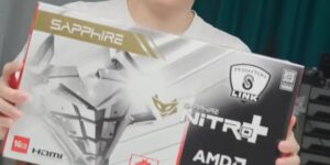 Une chaîne vidéo inspecte le Sapphire RX 9070 XT Nitro+ Aurora Edition et son adaptateur Phantom Link avant le CES 2026