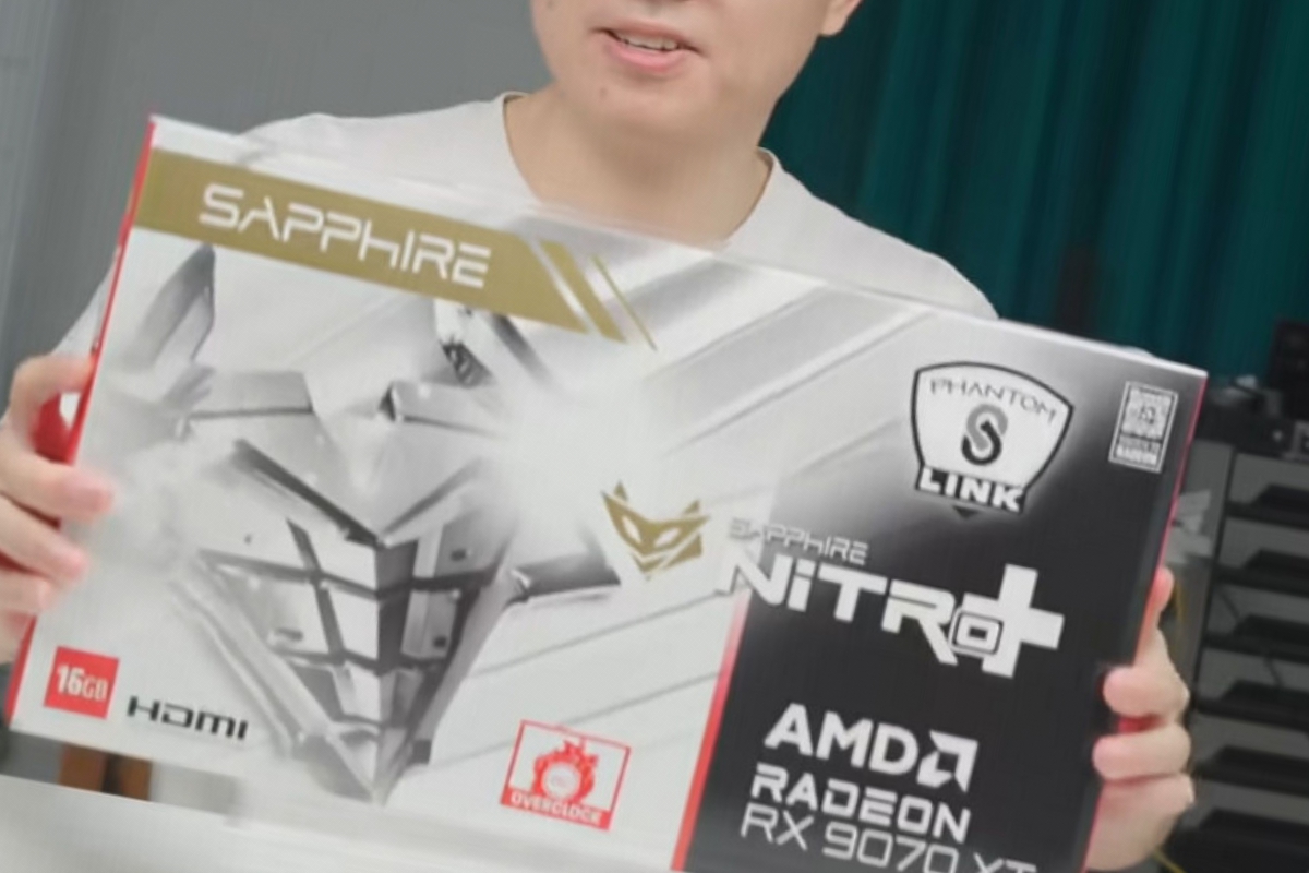 Une chaîne vidéo inspecte le Sapphire RX 9070 XT Nitro+ Aurora Edition et son adaptateur Phantom Link avant le CES 2026
