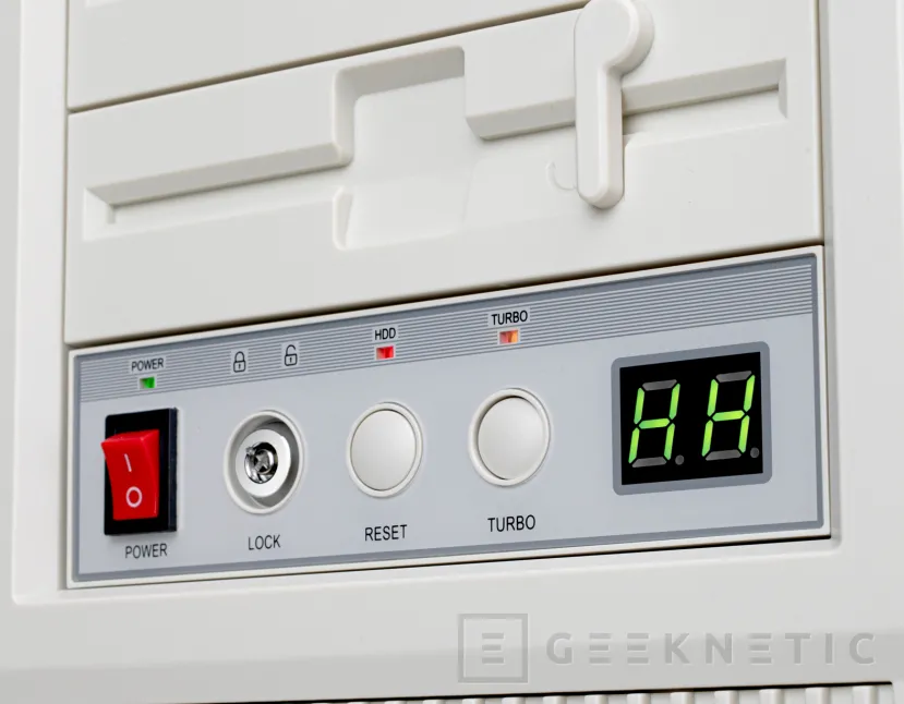 Geeknetic SilverStone FLP02 : Design rétro des années 90 dans un boîtier prenant en charge le refroidissement liquide et jusqu'à un RTX 5090 3