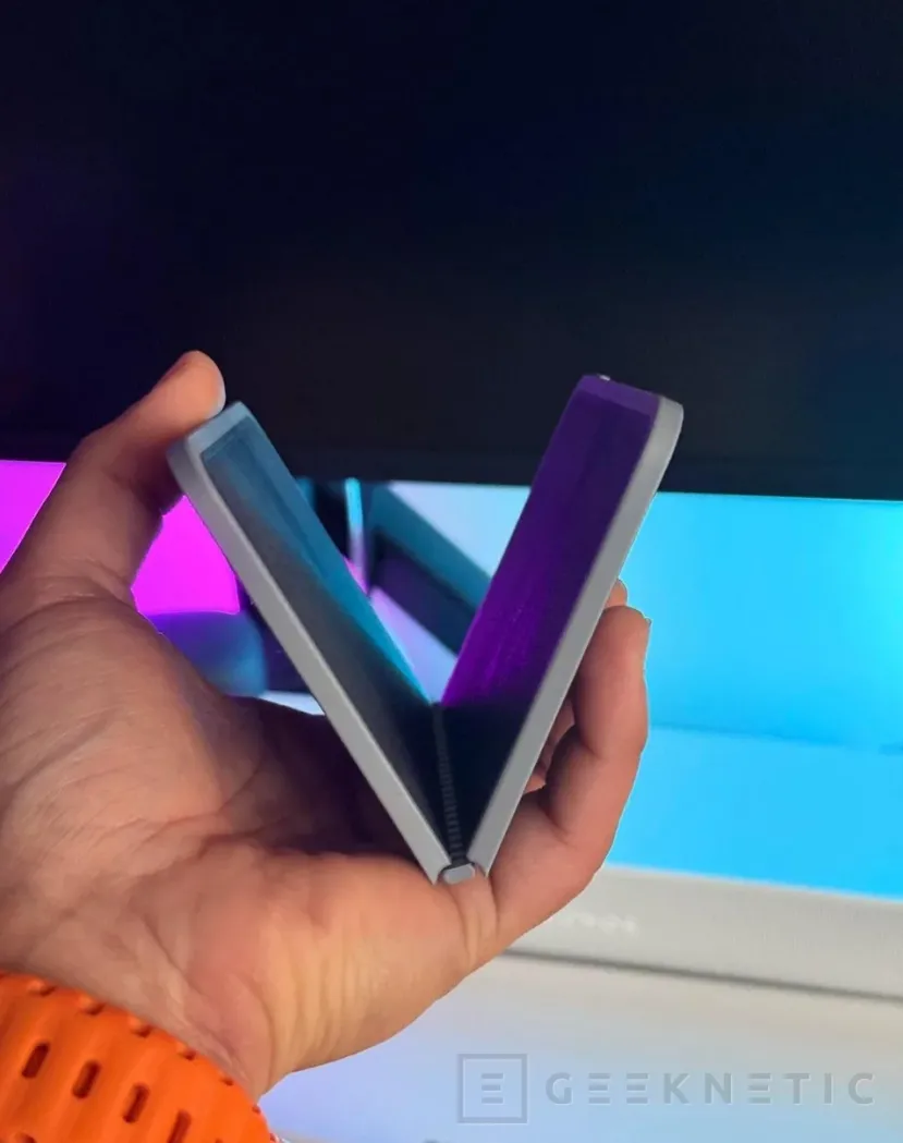 Geeknetic Premièrement, certaines CAO du supposé iPhone pliable ont été divulguées. Ensuite, quelqu'un a réalisé un modèle qui anticipe son design 3