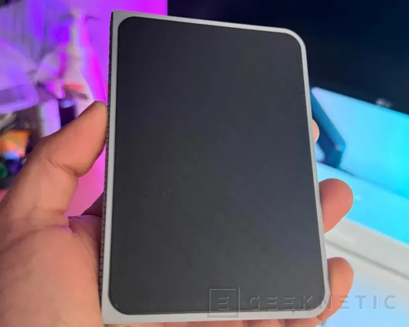 Geeknetic Premièrement, certaines CAO du supposé iPhone pliable ont été divulguées. Ensuite, quelqu'un a réalisé une maquette qui anticipe sa conception 2