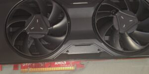 Un prototype Radeon RX 7700 XT MBA apparaît avec un dissipateur thermique de référence AMD qui n&rsquo;a jamais atteint le marché