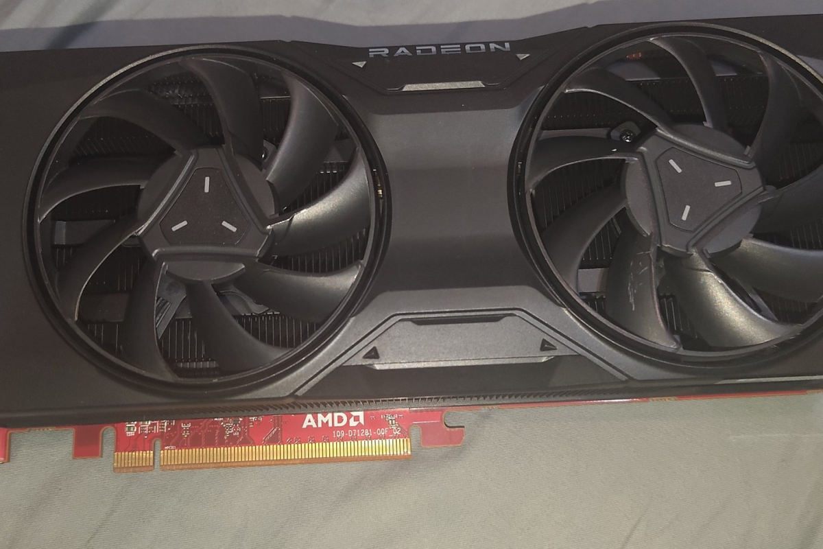 Un prototype Radeon RX 7700 XT MBA apparaît avec un dissipateur thermique de référence AMD qui n'a jamais atteint le marché