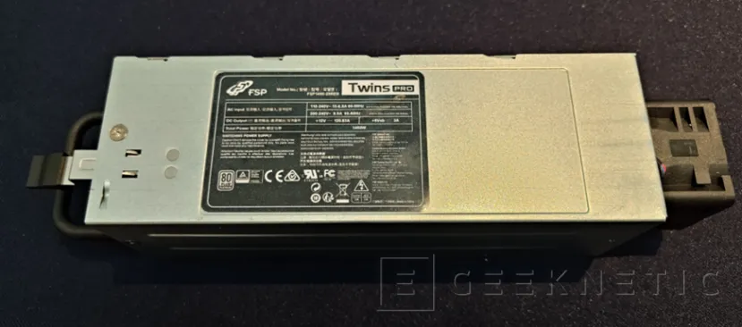 Geeknetic Il s'agit de la première alimentation ATX redondante au monde : FSP TWINS PRO 1400W 2