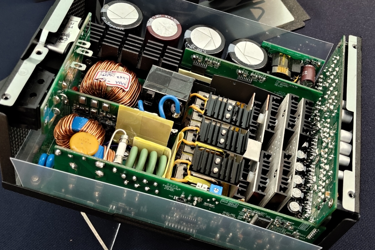 La nouvelle alimentation CANNON PRO 3300W FSP peut alimenter jusqu'à 6 RTX 5080 à la fois