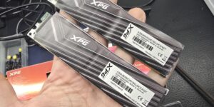Les premières arnaques arrivent avec la mémoire RAM, un utilisateur met des autocollants sur les modules DDR2 en les faisant passer pour DDR5