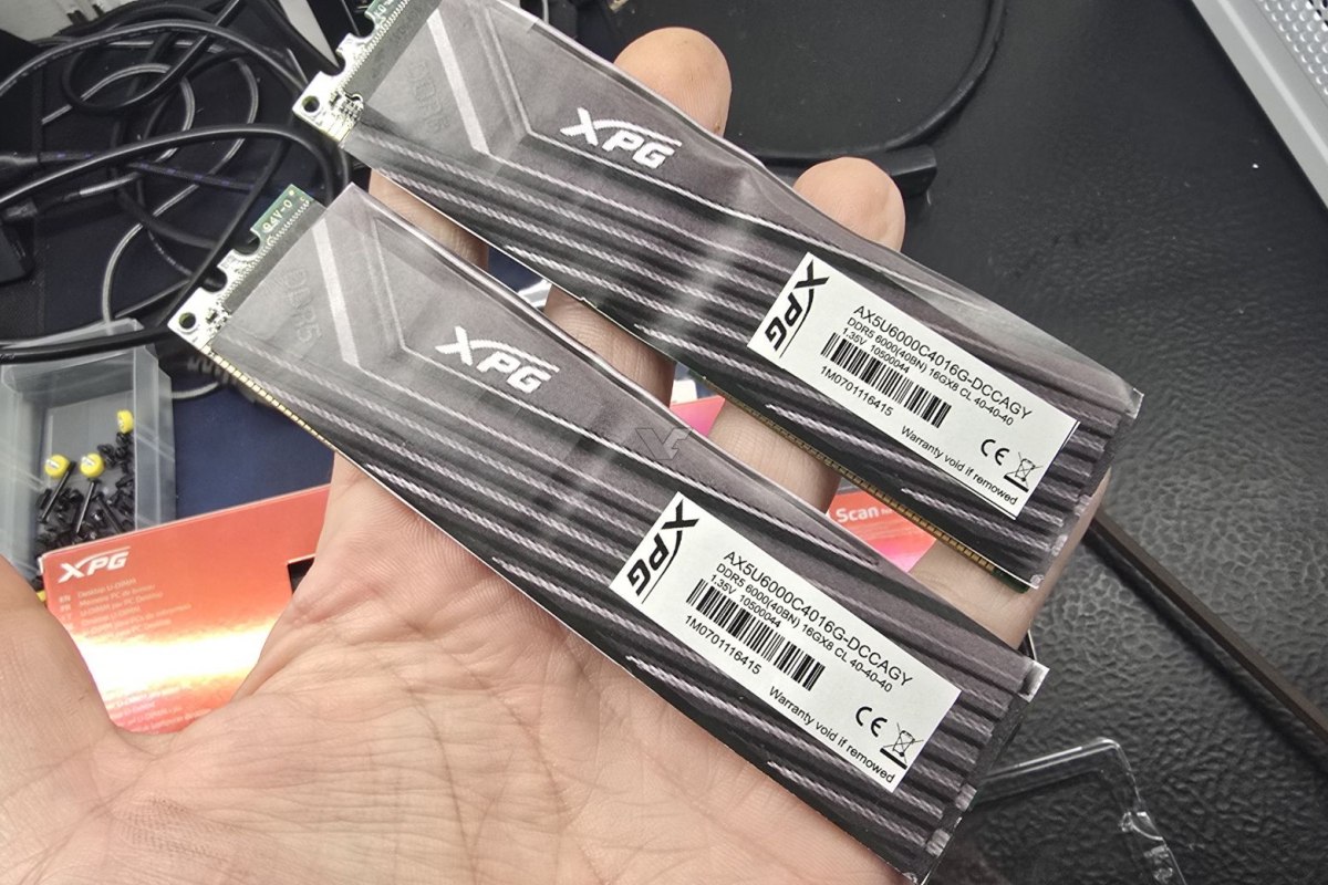 Les premières arnaques arrivent avec la mémoire RAM, un utilisateur met des autocollants sur les modules DDR2 en les faisant passer pour DDR5
