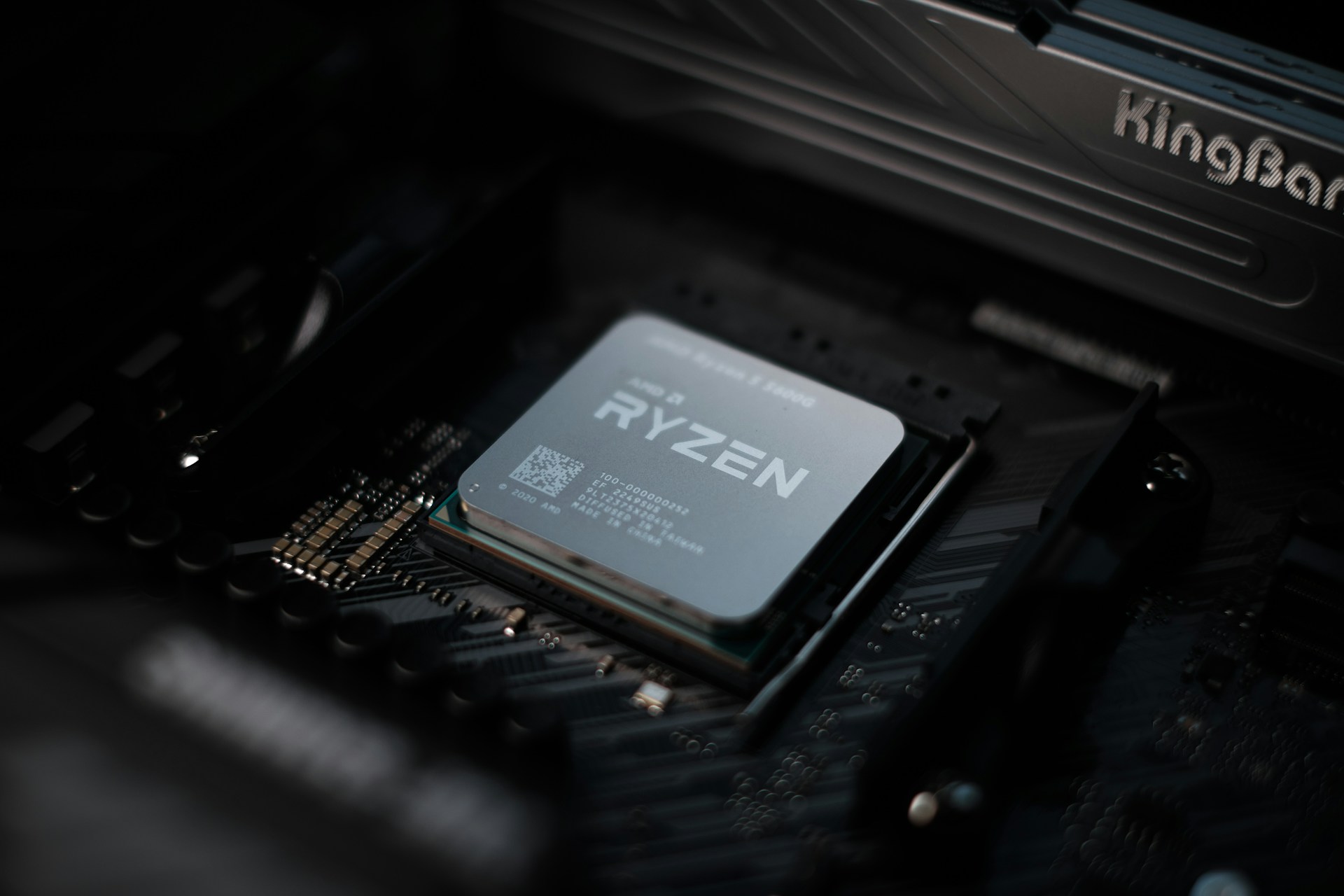 Les premiers benchmarks de l'AMD Ryzen 7 9850X3D indiquent qu'il pourrait atteindre 5,6 GHz