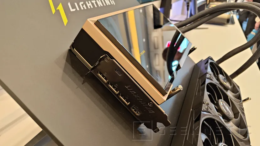 Geeknetic MSI GeForce RTX 5090 32G LIGHTNING Z : Le premier GPU à atteindre 1 000 W est aussi pionnier avec un écran 8 pouces 6