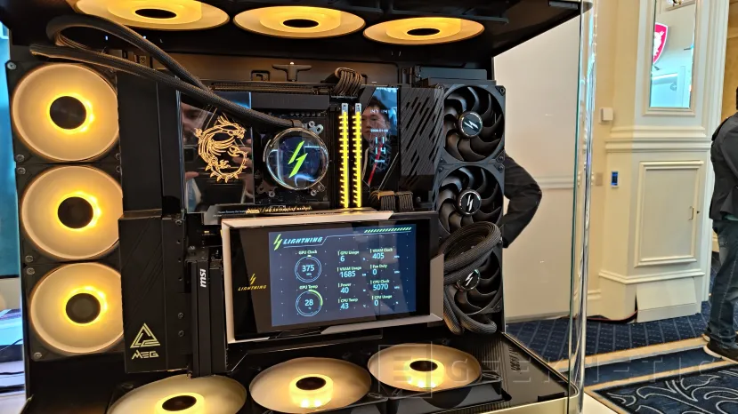 Geeknetic MSI GeForce RTX 5090 32G LIGHTNING Z : Le premier GPU à atteindre 1 000 W est aussi le pionnier avec un écran 8 pouces 4