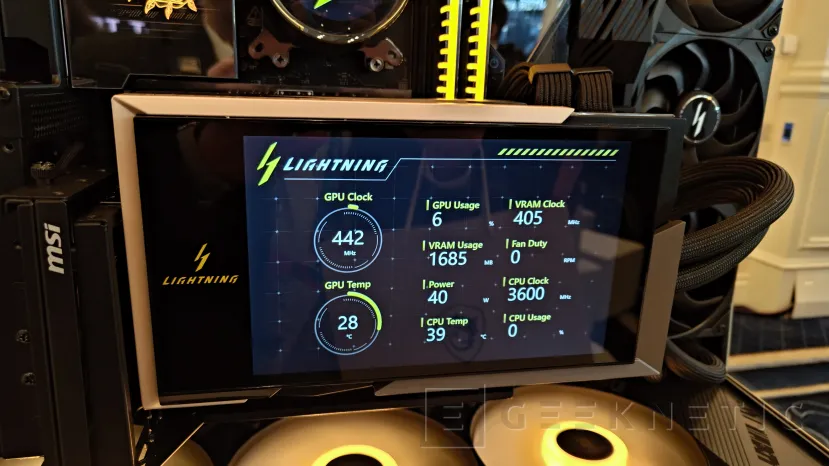 Geeknetic MSI GeForce RTX 5090 32G LIGHTNING Z : Le premier GPU à atteindre 1 000 W est aussi pionnier avec un écran 8 pouces 3