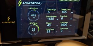 MSI GeForce RTX 5090 32G LIGHTNING Z : Le premier GPU à atteindre 1 000 W est aussi le pionnier avec un écran de 8 pouces
