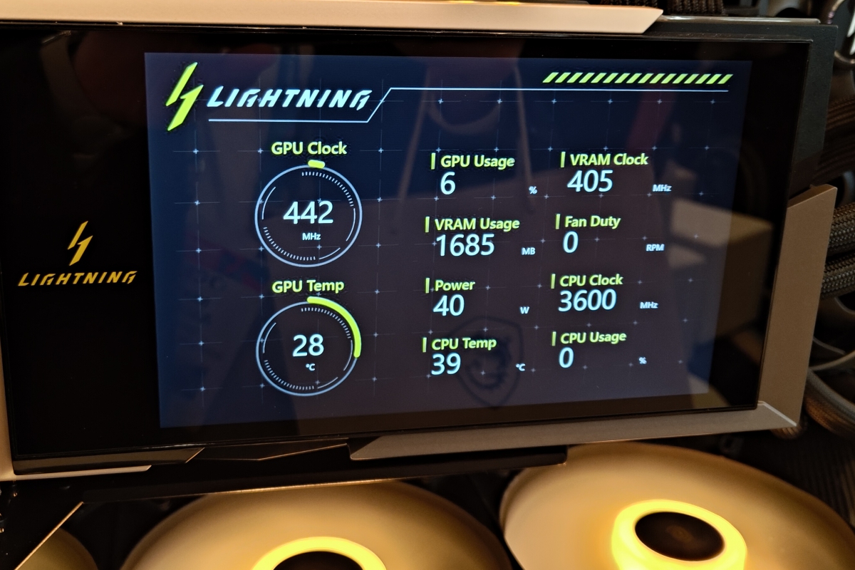 MSI GeForce RTX 5090 32G LIGHTNING Z : Le premier GPU à atteindre 1 000 W est aussi le pionnier avec un écran de 8 pouces