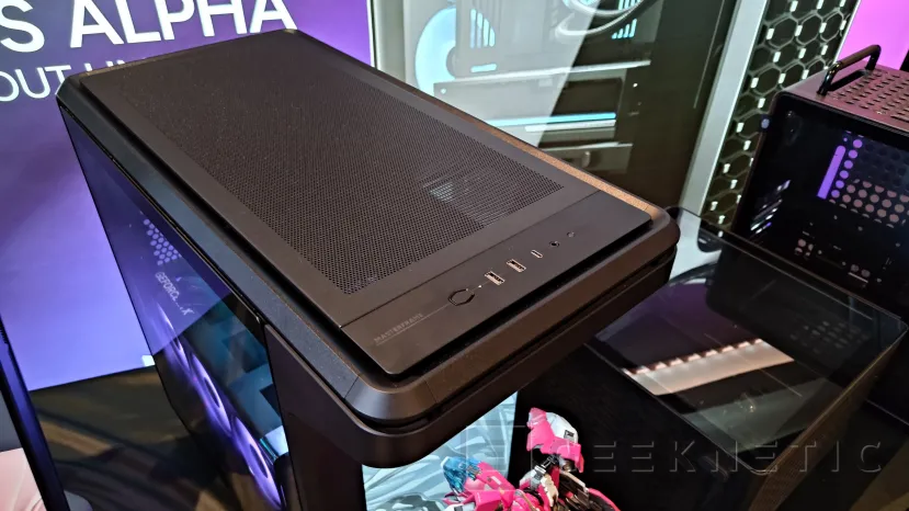 Geeknetic Cooler Master ajoute 3 versions de son boîtier MasterFrame 360, écran miroir ou écran LCD pour afficher les éléments de votre collection 2