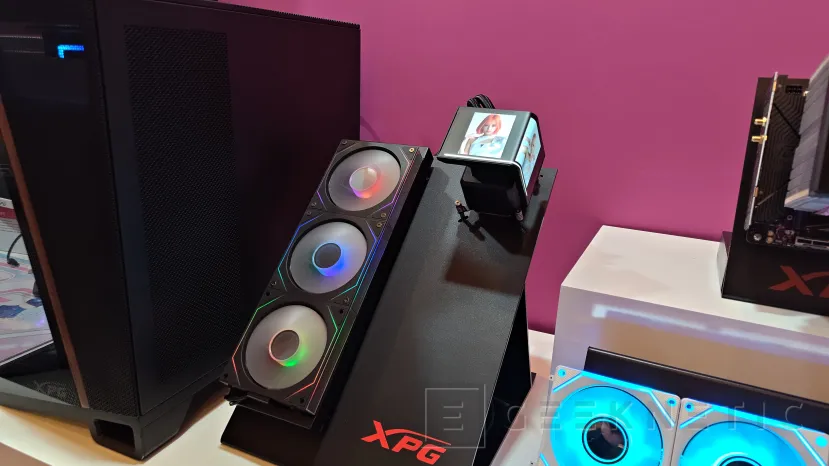 Geeknetic Nouveau RL AiO XPG Levante View Pro 360 avec écran LCD incurvé de 6,7 pouces 2