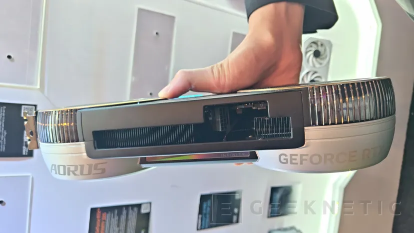 Geeknetic AORUS nous présente sa RTX 5090 INFINITY 32G, un design haut de gamme avec un format compact 3