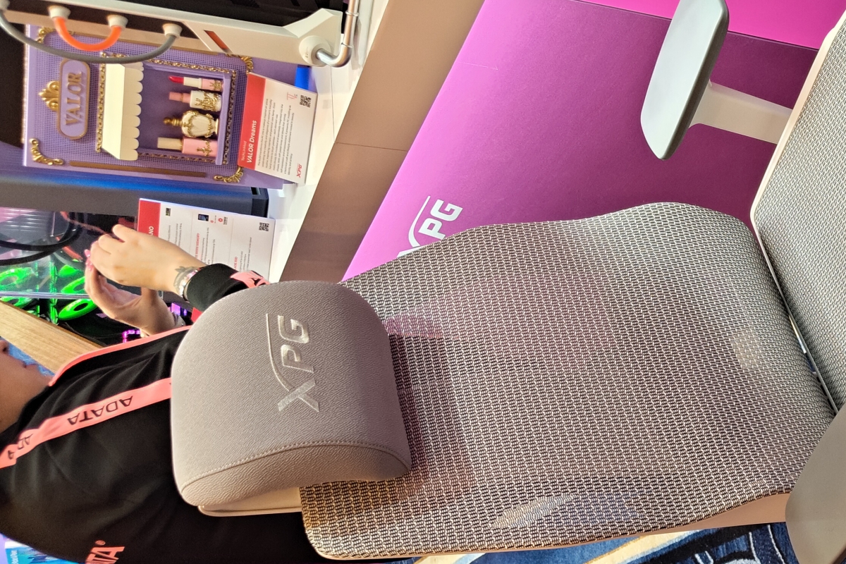 La chaise XPG NIMBUS est dotée d'un tissu en maille respirante, d'un appui-tête et d'un support lombaire