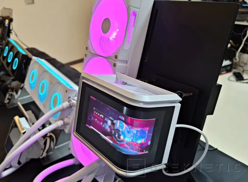 Geeknetic Nouvelles solutions de refroidissement liquide ASUS AIO avec 2 écrans intégrés