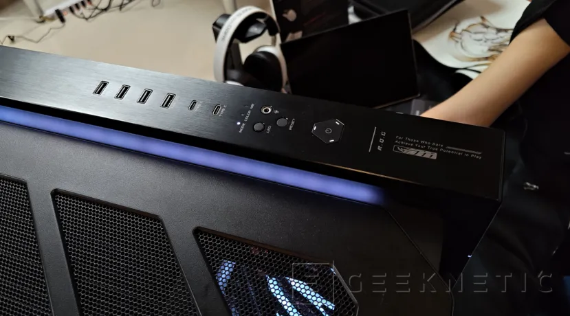 Écran Geeknetic de 9,2 pouces et design panoramique avec verre incurvé dans le nouveau boîtier ASUS ROG Cronox 3