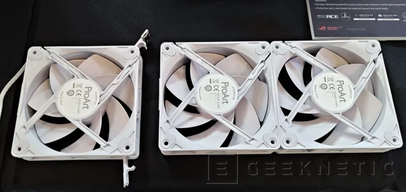 Écran Geeknetic de 9,2 pouces et design panoramique avec verre incurvé dans le nouveau boîtier ASUS ROG Cronox 6