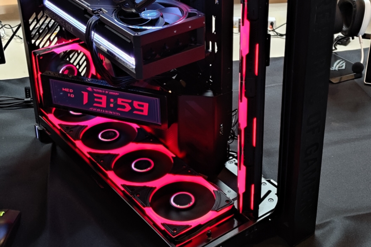 Écran de 9,2 pouces et design panoramique avec verre incurvé dans le nouveau boîtier ASUS ROG Cronox