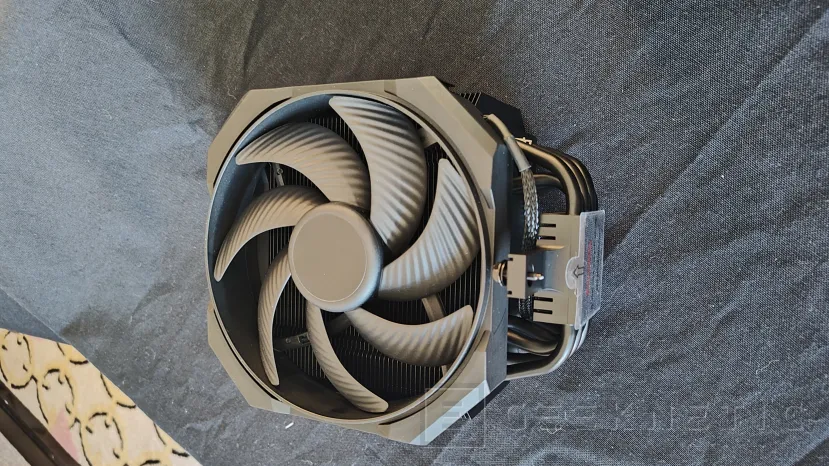 Geeknetic Les dissipateurs thermiques, soyez silencieux ! La série Dark Rock 6 ajoute également un écran 2 LCD